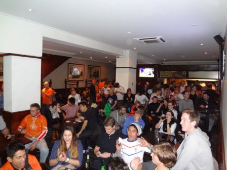 Deutschland gegen Holland, der eine der beiden Räume in der Bar noch vor dem Anstoß.