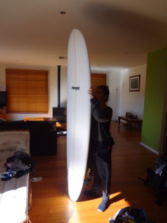 Lucy mit dem Surfbrett was nur als Deko dient.