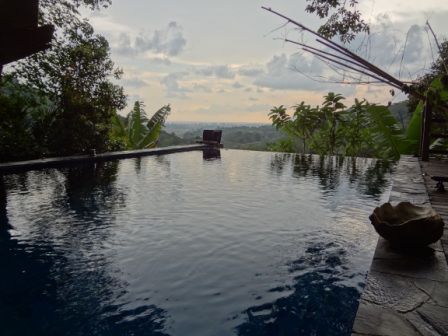 Und einmal der Pool ohne mich, aber mit toller Aussicht. Den Rest gibt es dann später im nächsten Kapitel.