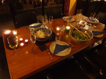 Am ersten Abend wurde lecker gekocht und wir haben alle zusammen gegessen.