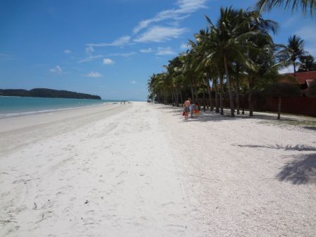 Das war unser zu Hause in der ersten Woche, der Strand in Pantai Cenang.