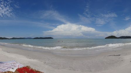 Hier mal eine Panorama-Aussicht mit den beiden Mädels im Wasser (man sieht nur zwei Punkte).