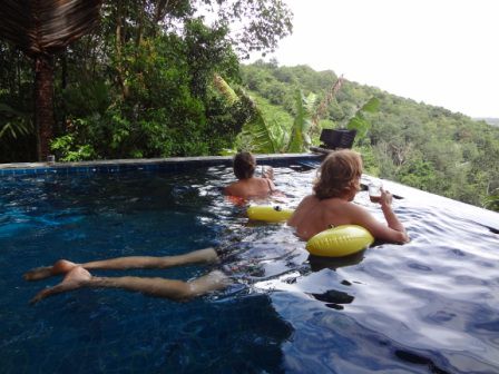 ... aber es war richtig Praktisch. Wir konnten unseren Morgencafe ganz gemütlich im Pool trinken.