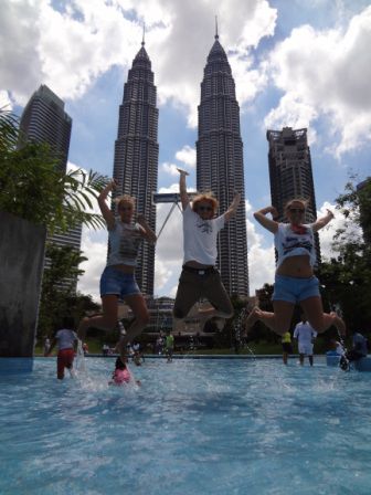 Sprungbilder an den Petronas Towern.
