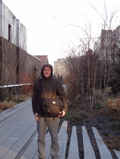 Ich auf der High-line. Es war ganz schön windig, deswegen bin ich so eingemummelt.