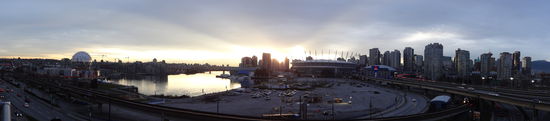 Geradeaus ist der BC Place, die kleinere Halle rechts davor ist die Rogers Arena (Heimspielstätte der Vancouver Cannucks).