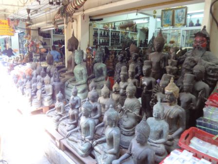 Sehr beeindruckende Buddha Sammlung. Der schwerste war über 3 Tonnen.