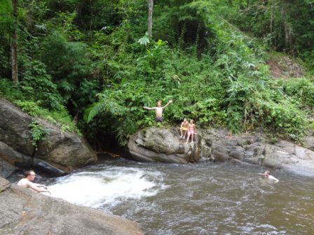 Kurze Abkühlung im Wasserfall.