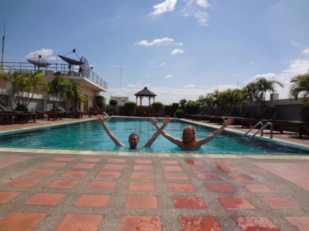 Erst mal im Hotelpool in Bangkok abgehangen...