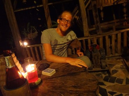 Abends lecker gegessen und Karten gespielt.
