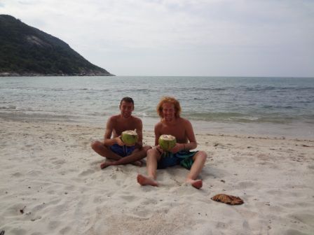 und Chris endlich sein Kokusnuss Bild im Strand bekommt.