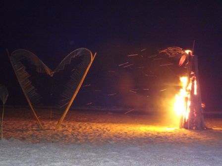 Sonst gab es Abends immer mal wieder ein Lagerfeuer am Strand und Feuershow.