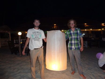 Und an unserem letzten Abend durften wir sogar noch so einen Ballon in die Luft steigen lassen...