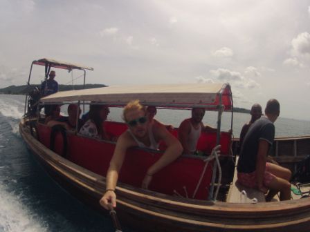 In dem Boot ging es zu unserer Schnorcheltour...