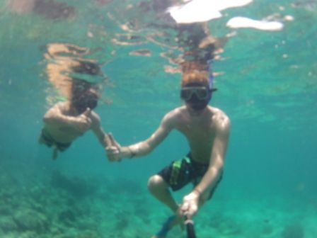 ...schnorcheln. Was echt ganz schön war hier. Auch wenn im Wasser ganz viele kleine Quallen waren die total gejuckt haben.