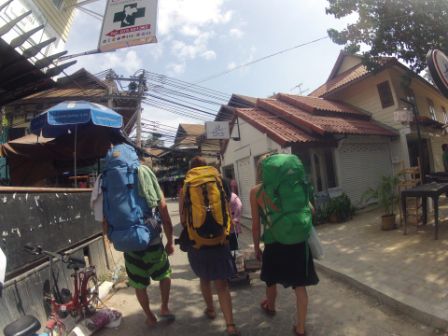 Dann hieß es auf nach Tonsai und Koh Phi Phi "endlich" verlassen. Schöne Rucksackfarben da vor mir.