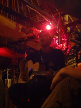 Om hat Abends oft Livemusik gespielt, und das auch wirklich richtig gut.