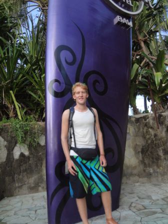 Aber erst mal noch ein Foto beim Hard Rock Cafe in Kuta.