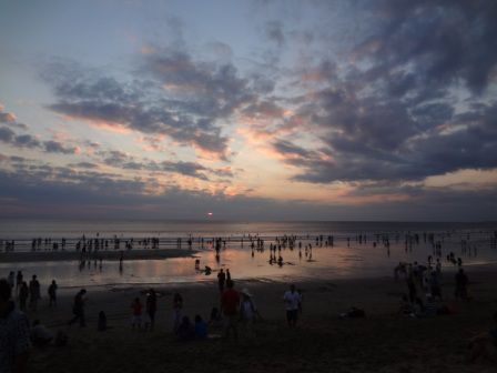 Sonnenuntergang in Kuta, ganz schön viele Menschen sind da immer Abends.