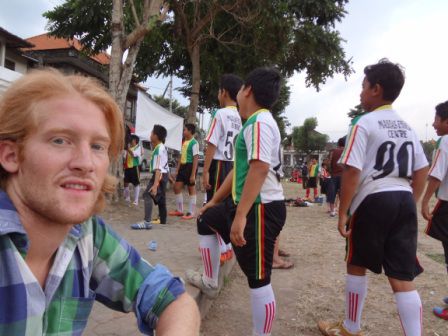In Ubud bei nem Kids fußballturnier. Einen habe ich gesichtet, den hätte ich mal besser unter Vertrag genommen, sonst können die hier aber wirklich überhaupt nicht kicken.