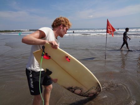 Hier mache ich mich gerade fertig zum Surfen. Kuta Beach.