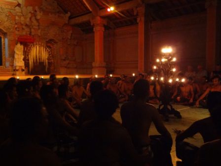 Jetzt kommen ein paar Bilder von der Tanzveranstaltung die wir am ersten Abend in Ubud gesehen haben...