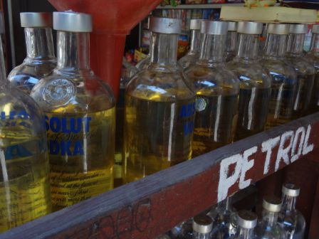Auf dem Land, wo es nicht so viele Tankstellen gibt, da wird übrigens so getankt. Entspannt mal das Benzin in Vodka Flaschen, meistens steht es auch in der knallen Sonne.