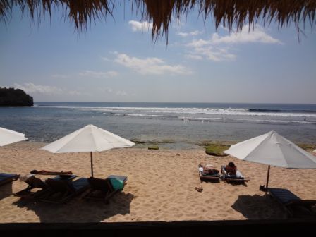 Dann kam Balangan... tolle Aussicht, toller Strand, geile Wellen...