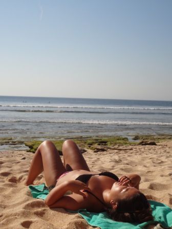 ... lag Lucy am Strand und hat sich gesonnt. Dementsprechend schwarz ist sie jetzt auch. Dagegen sehe ich aus, als hätte ich 3 Monate in England verbracht. Echt gemein.
