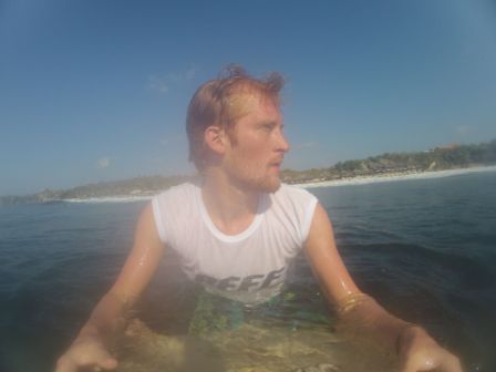 So hier kommt mal eine Abfolge wie das auf dem Wasser abläuft. Also zuerst wird sich mal umgeschaut, ob eine Welle kommt...