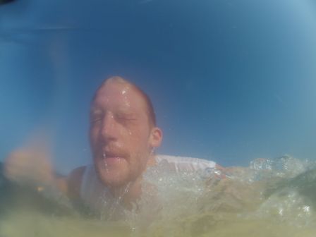 ... immer der gleich Gesichtsausdruck nach dem Auftauchen. Und dann habe ich mir das Wasser aus dem Gesicht gewischt.