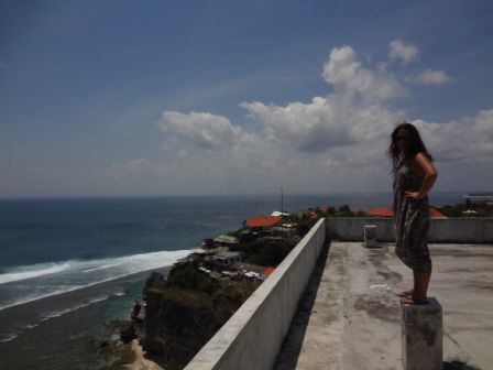 Dann haben wir einen Ausflug nach Uluwatu gemacht. Schöne Aussicht, und super Surfer im Wasser.