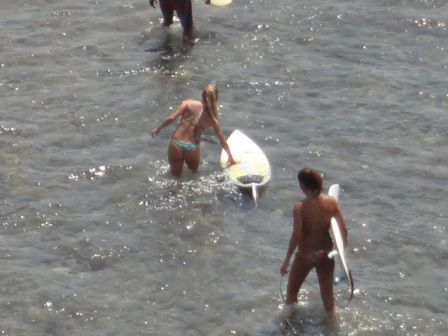 Nicht nur Jungs hier im Wasser. Jan und Nik, ich kann euch sagen, ich habe oft an euch denken müssen. Ihr hättet hier richtig euren Spaß gehabt, super Wetter, geile Wellen, gut aussehende Mädels, ... Ich freu mich schon mit euch beiden bald wieder zusammen surfen zu gehen.