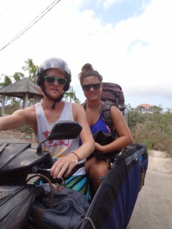 ... zu zweit, großer Rucksack, kleiner Rucksack, und Surfbrett. Dafür war der Roller auf jeden Fall nicht gemacht sag ich euch. Der fand das Berg hoch nicht soo witzig.