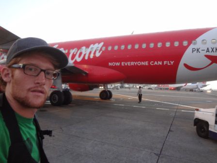 Kurz vorm einsteigen in den Flieger, und da hatte ich meine Kappe noch, bzw. da war sie noch ganz. Habe sie dann ganz unglücklich im Flieger zerissen.