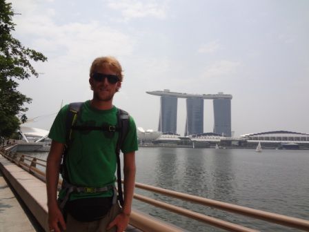 Und da ist das Marina Bay Sands Hotel. Ist das mal ein verrücktes Gebäude?! Das ist ein Schiff auf drei Türmen. Total irre.