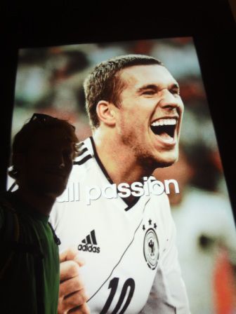 Wo ich selbst dieses Bild vor einem Adidas Shop fand. Unser Prinz ist überall auf der Welt zu finden.