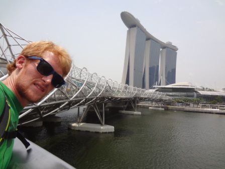 Die Helix Brücke und im Hintergrund wieder das Hotel.