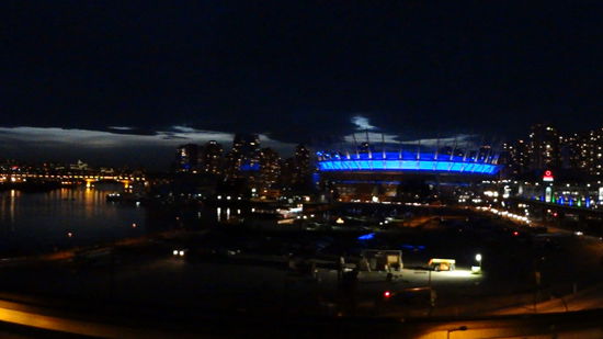 BC-Place bei Nacht von unserem Balkon.