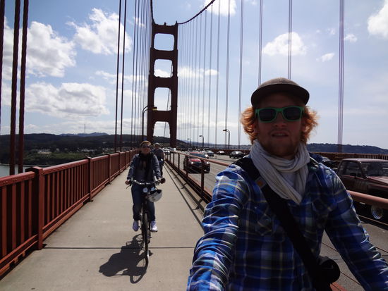 Mit den Rädern über die Golden Gate Bridge. Ich hatte so nen Stab in der Hand für die Kamera, ganz schön wackelig und schwierig das Ganze.