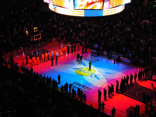 Die Nationalhymne beim Lakers-Game.
