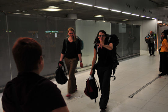 Sarah und Kathrin bei der Ankunft