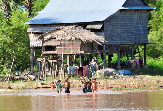 Winkend wurden  wir von  den Kindern am Ufer begrüsst.