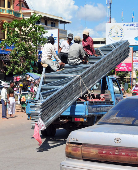 So wird in Kambodscha Baumaterial inlusive Arbeiter transportiert.