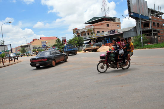oder auch so... 3 Erwachsene, 2 Kinder und Gepäck auf einem Roller....