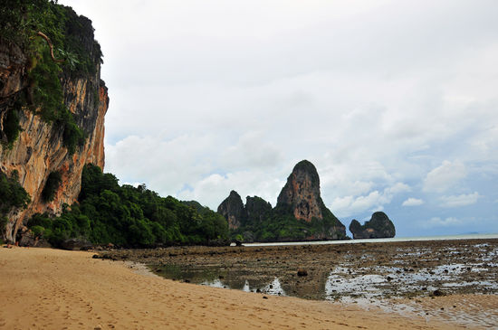 Tonsai Beach bei Ebbe