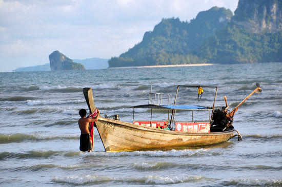 Longtail  Boot im Abendlicht