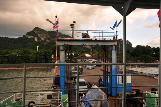 Die Fähre nach  Ko Samui nimmt auch Autos mit....