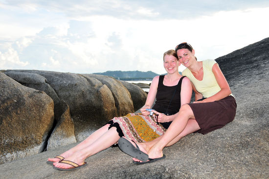 Kathrin und Sarah bei den Felsen