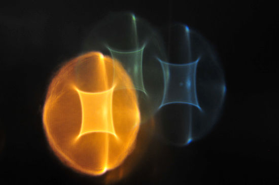 Lichtphänomen nachts durchs Badezimmerfenster.